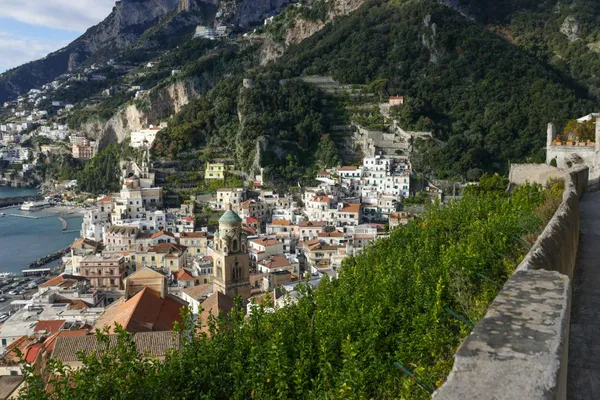 Explore in Minori