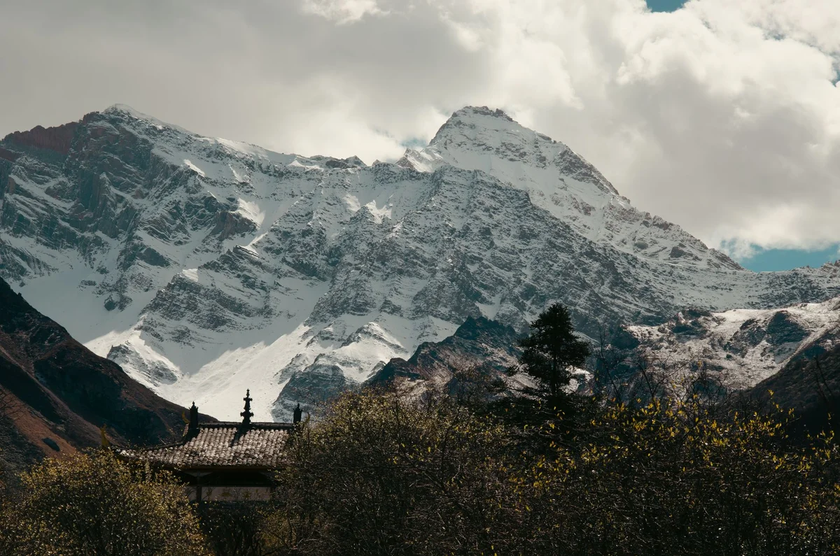 Lhakhang Karpo feature