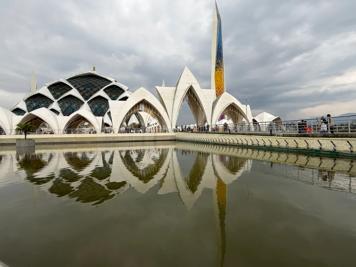 Jame' Asr Hassanil Bolkiah Mosque feature