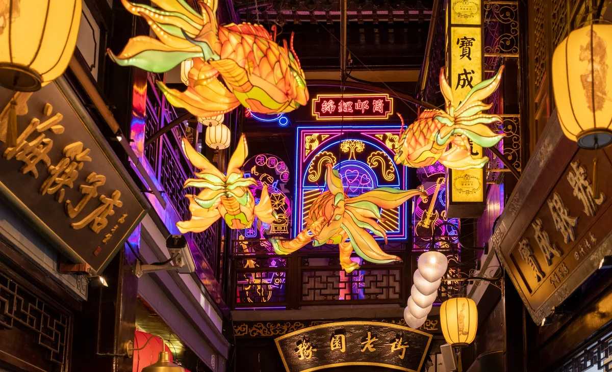 Three Lamps District feature