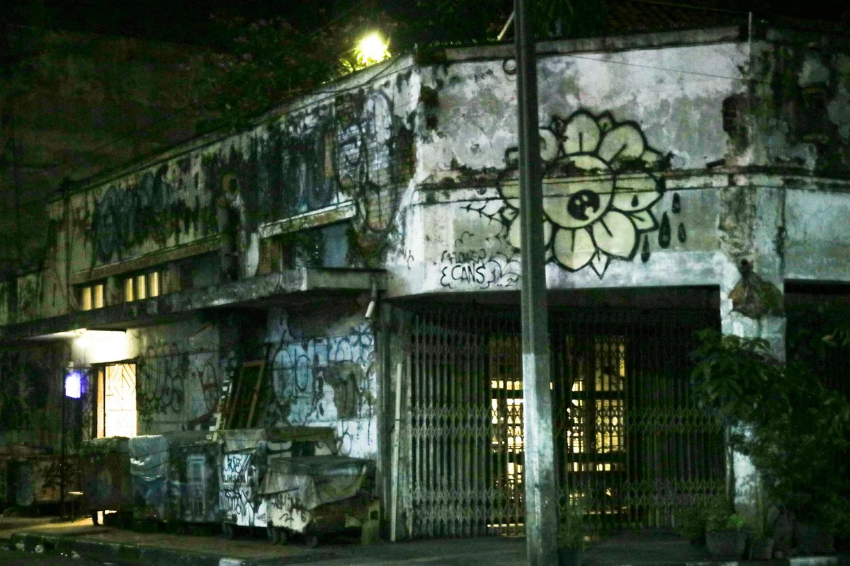 YELLO Hotel Paskal Lobby Street Art view 2