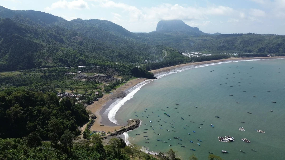 Selong Belanak Beach feature