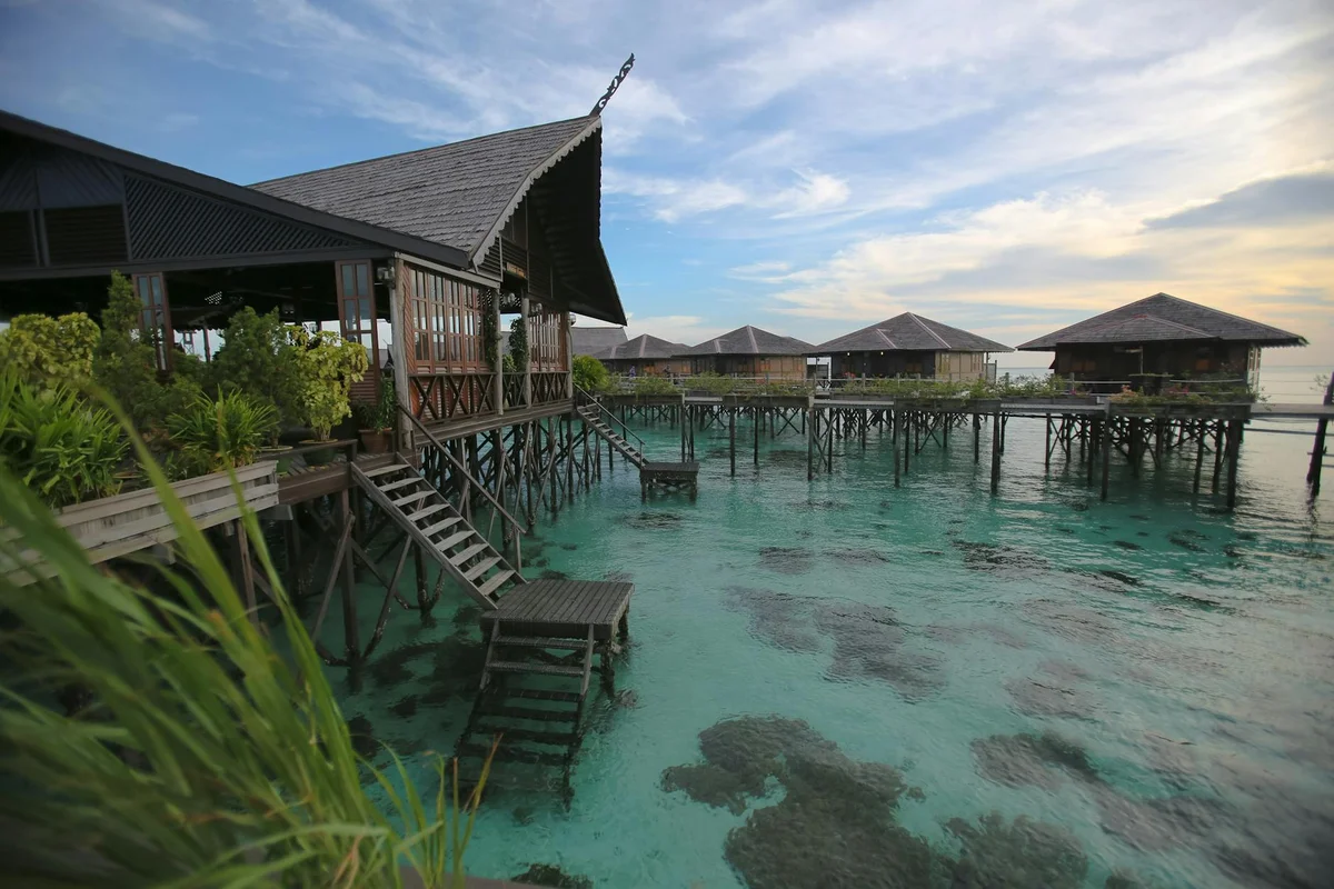 Gaya Island feature