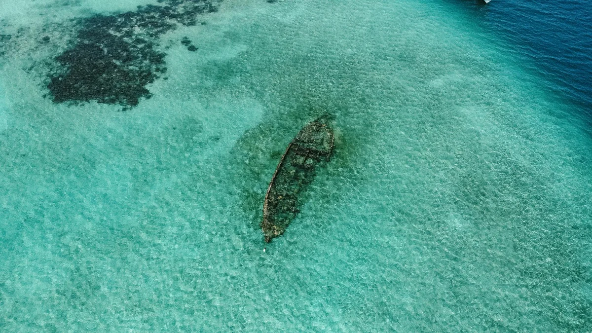 Vaavu Atoll feature