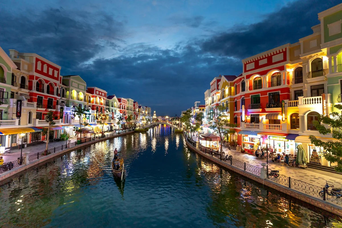 Villaggio Mall feature