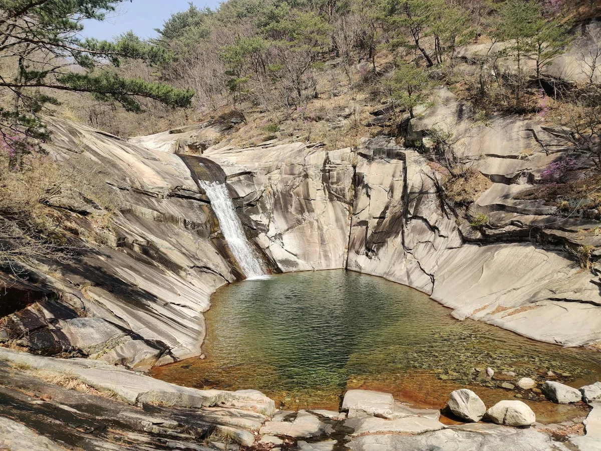 Cheonjiyeon Falls feature