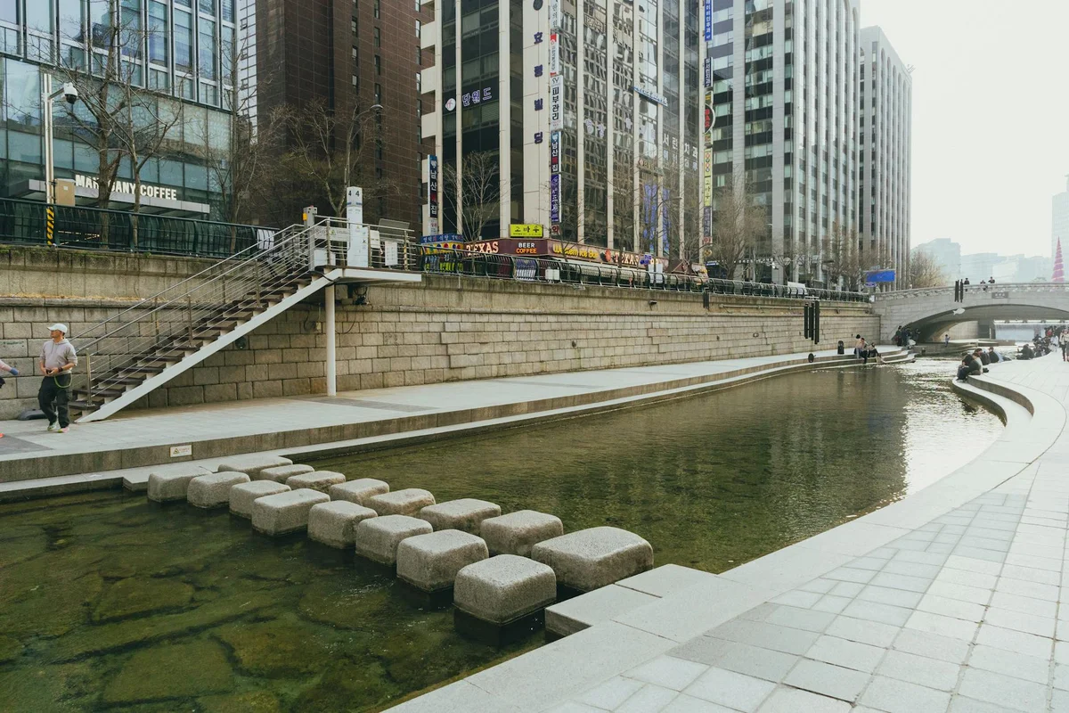 Cheonggyecheon Stream view 1