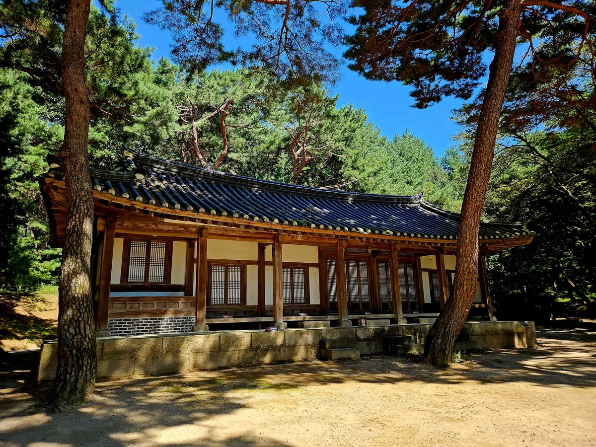 Heo Gyun And Heo Nanseolheon Memorial Park feature