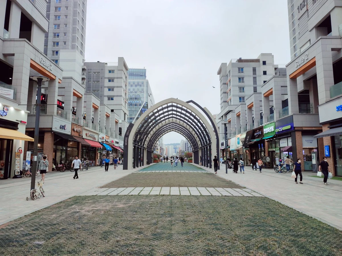 Hyundai Premium Outlets Songdo view 1