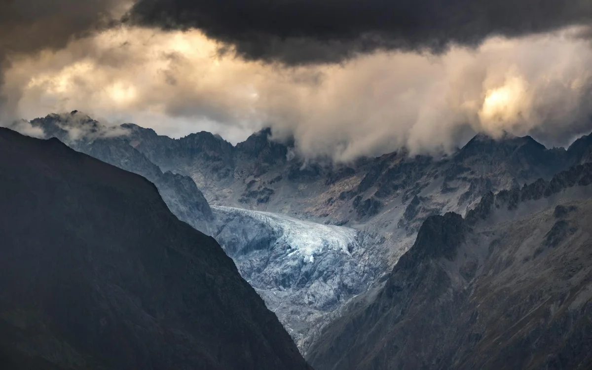 Ismoil Somoni Peak feature