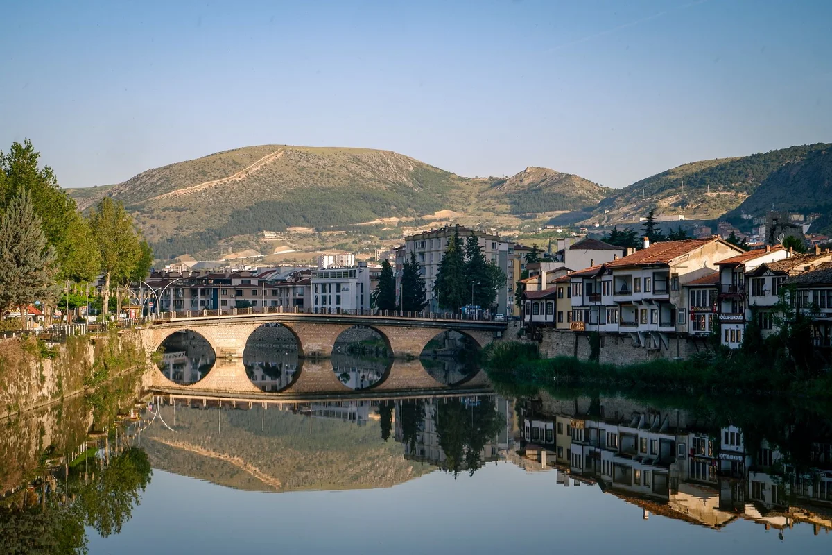 Belkis Bridge feature
