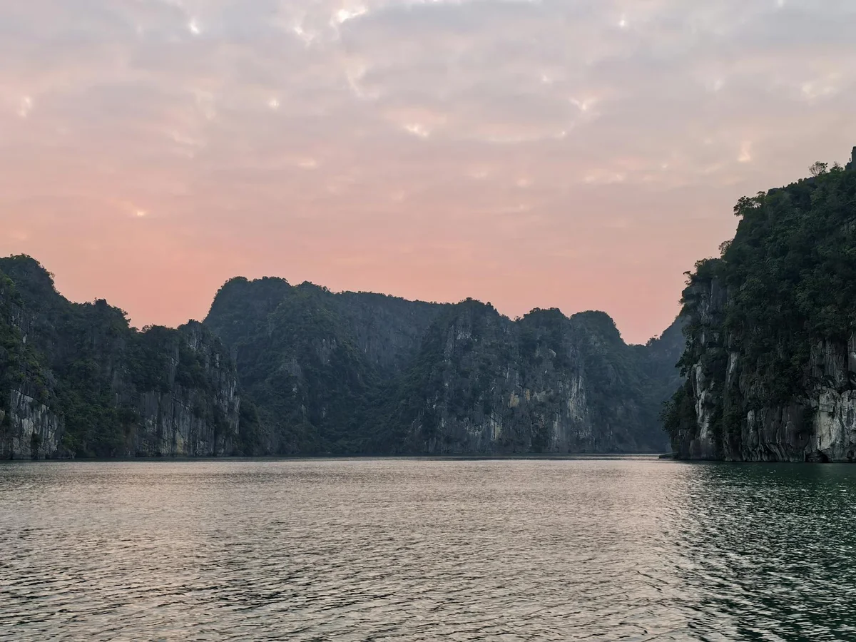 Dau Go Cave feature