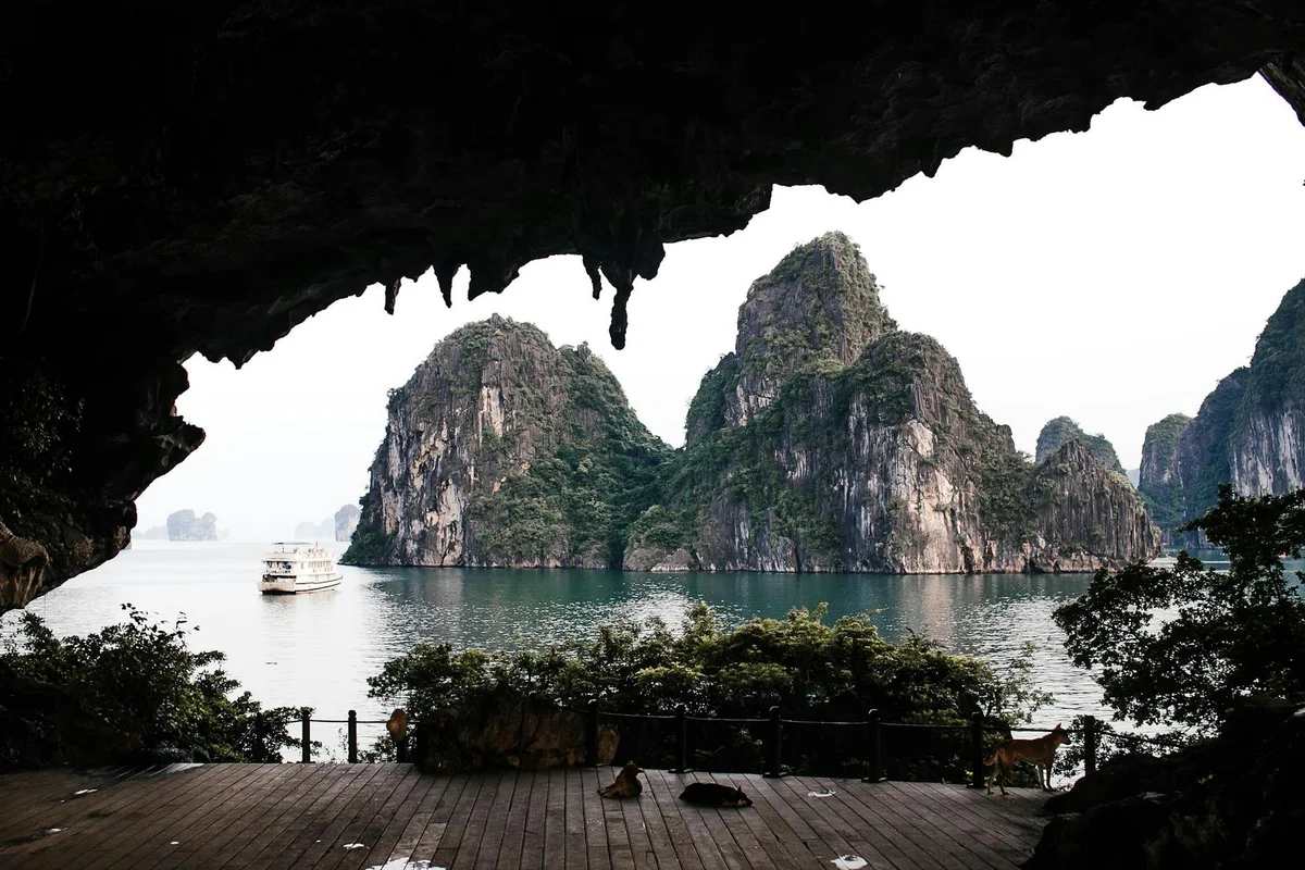 Dau Go Cave view 2
