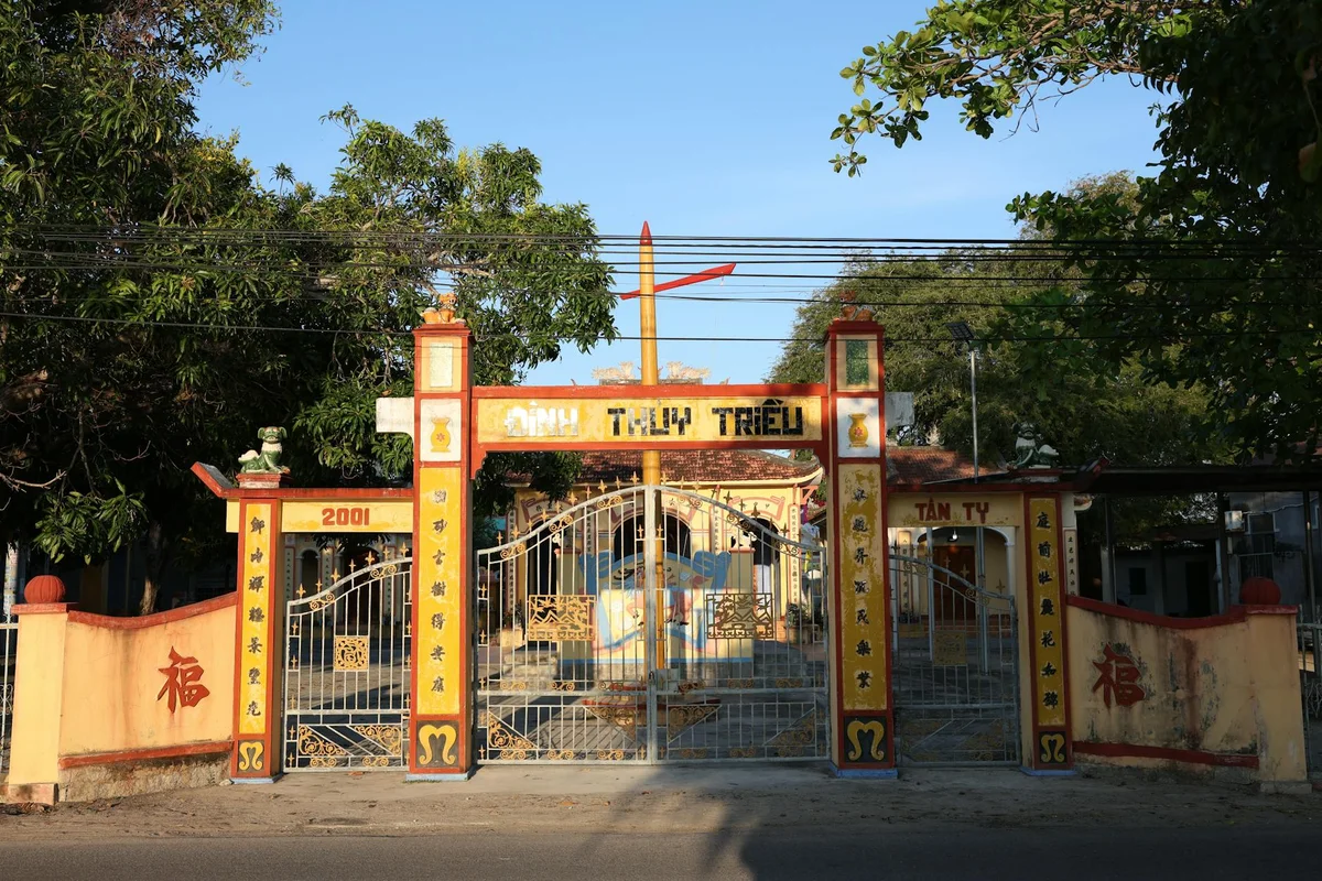 Bach Mai Temple feature