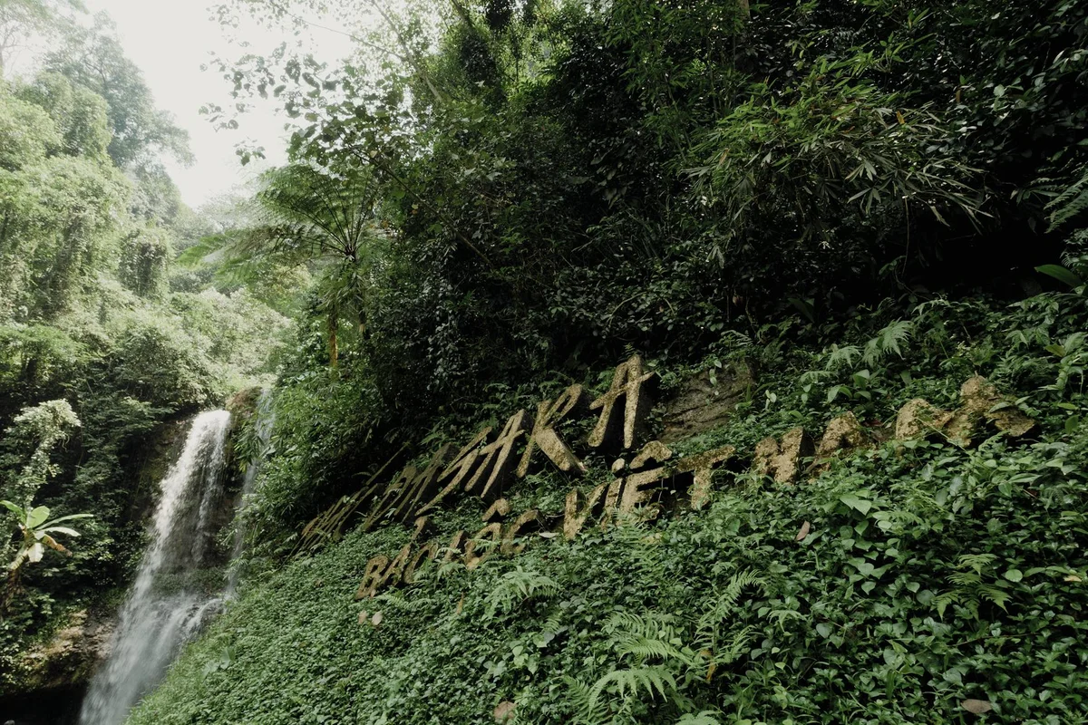Suoi Tranh Waterfall view 1