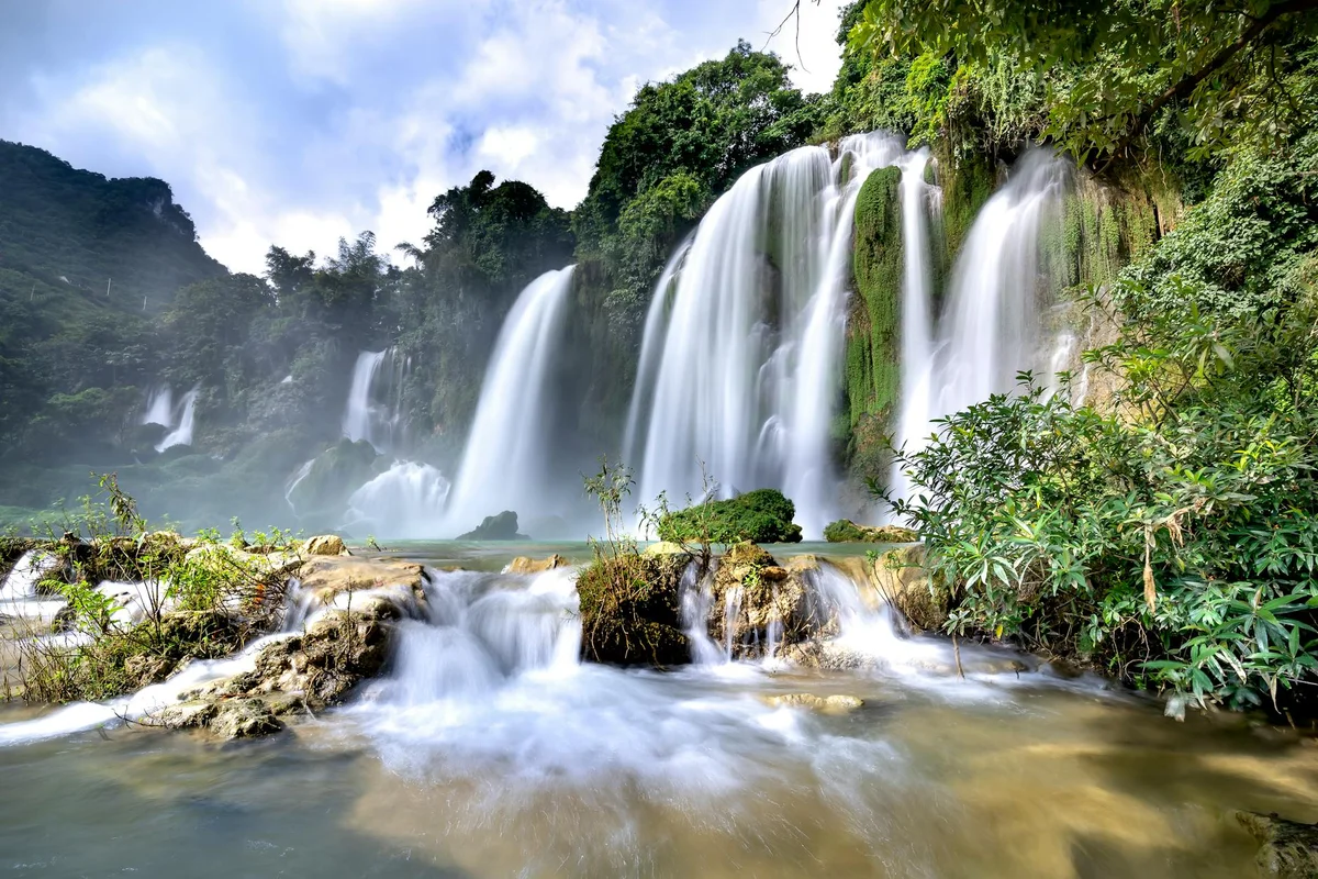 Suoi Tranh Waterfall feature