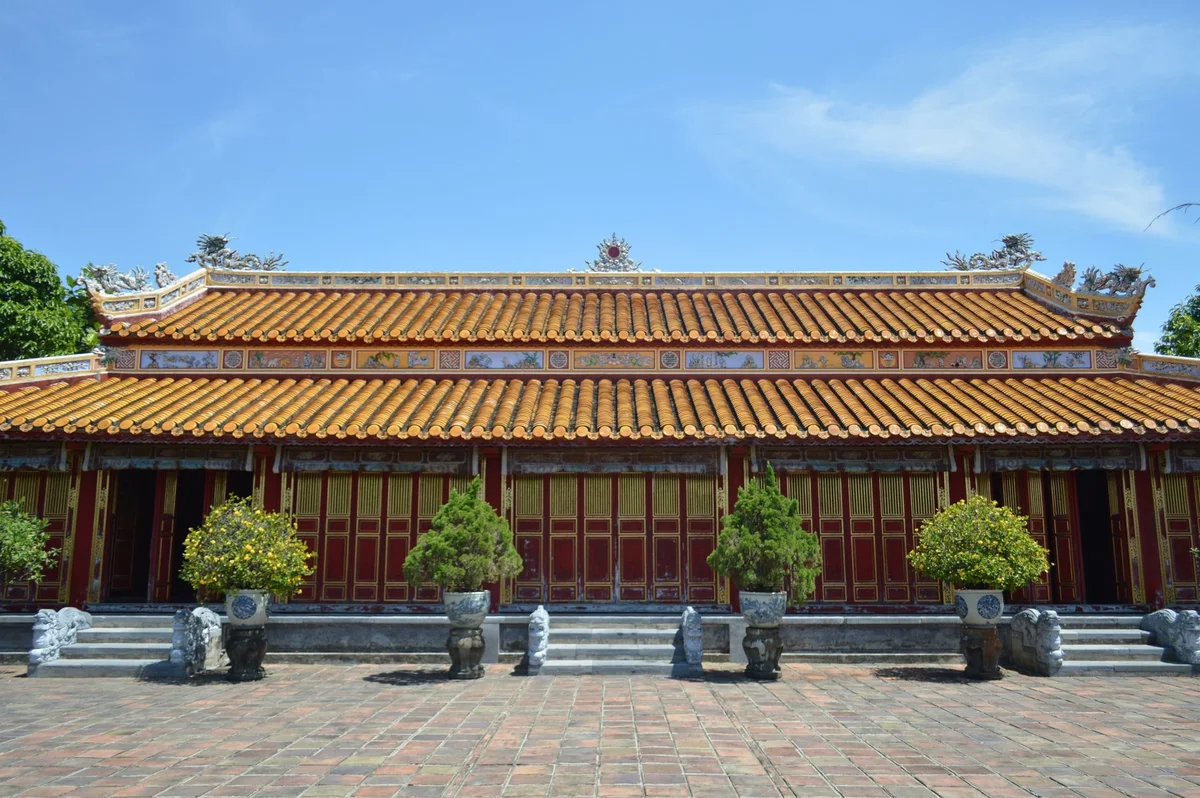 Binh Tay Market feature