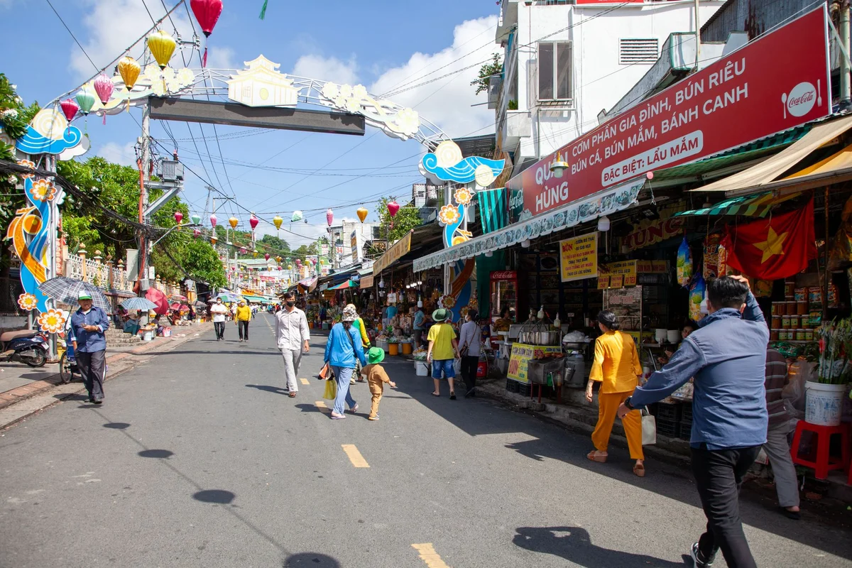 Le Cong Kieu Street view 2