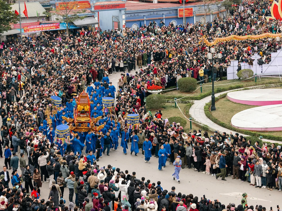 Ngoc Son Temple view 1