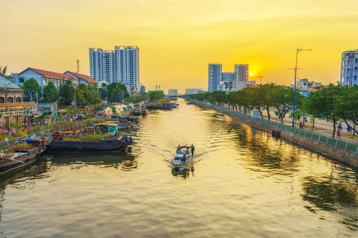 Xom Chieu Market view 2