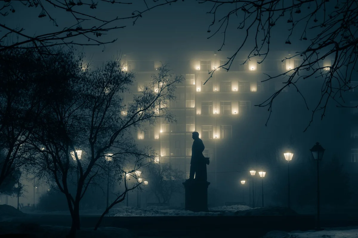 Brest Lamplighter Statue feature