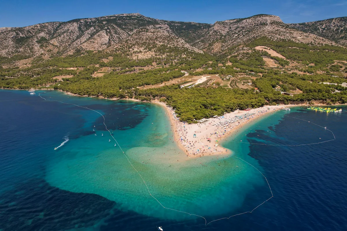 Lumbarda Beach feature