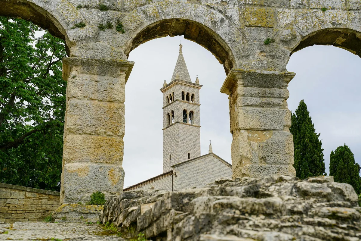 Arch of the Sergii feature