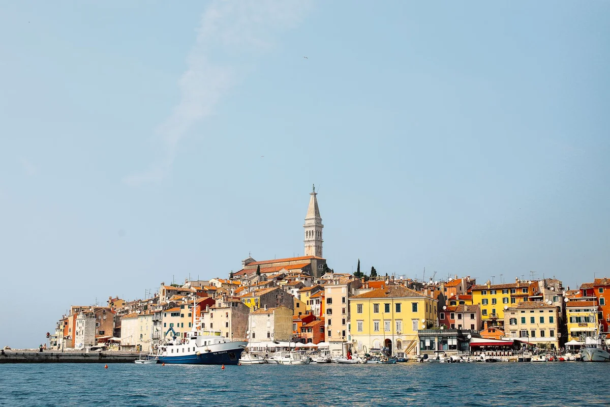 Komiža Harbour feature