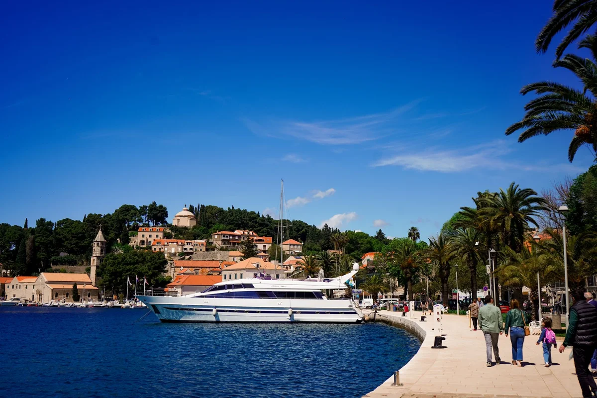 Lapad Bay Promenade feature