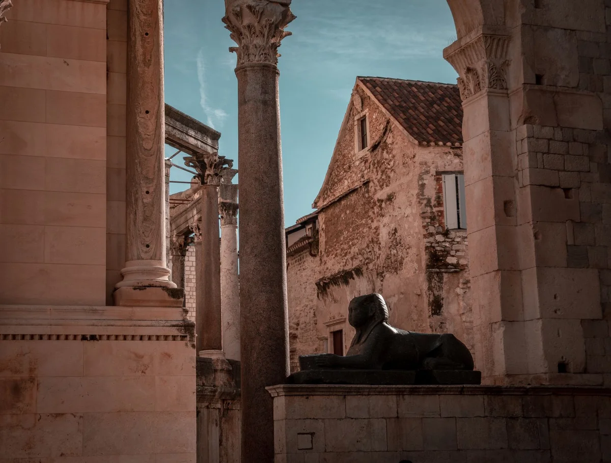 Peristyle Square feature