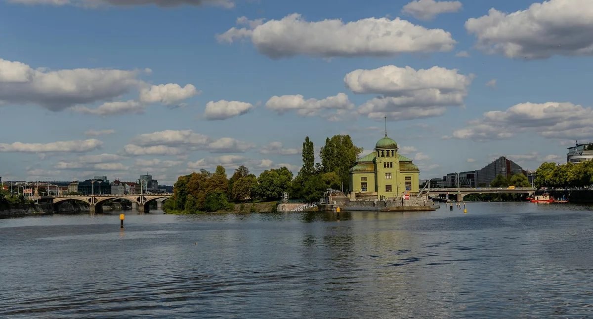 Kampa Island feature