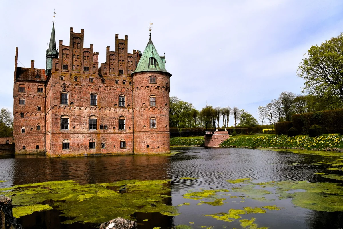 Egeskov Slot feature