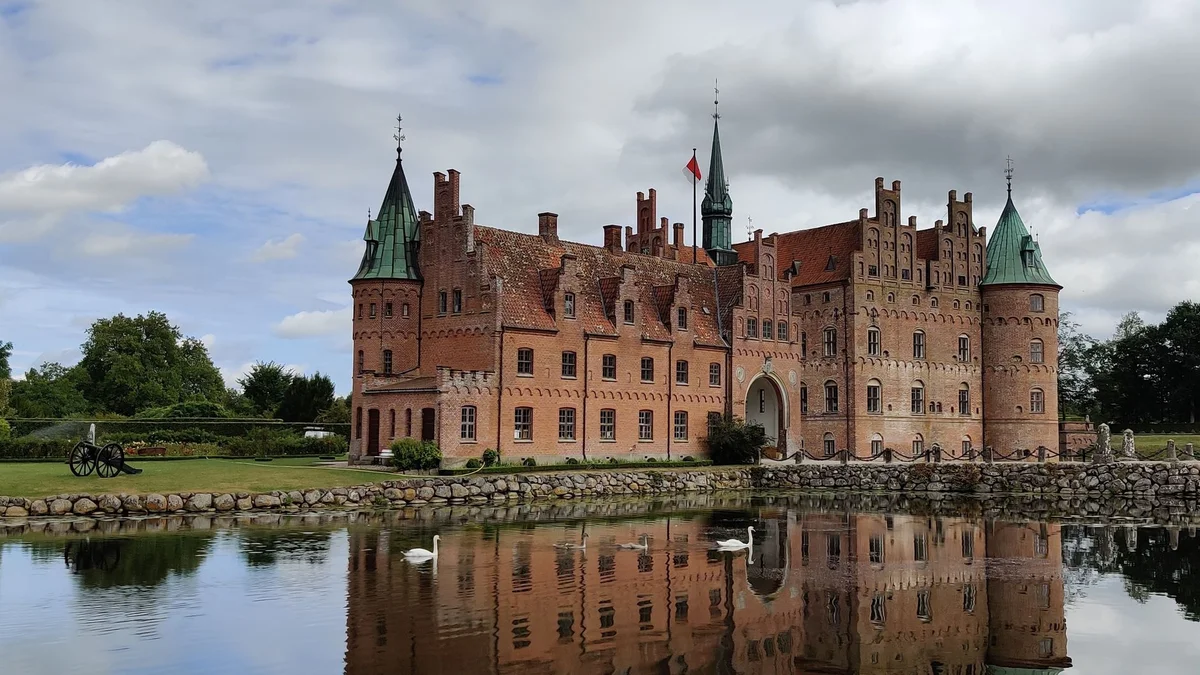 Egeskov Slot view 1