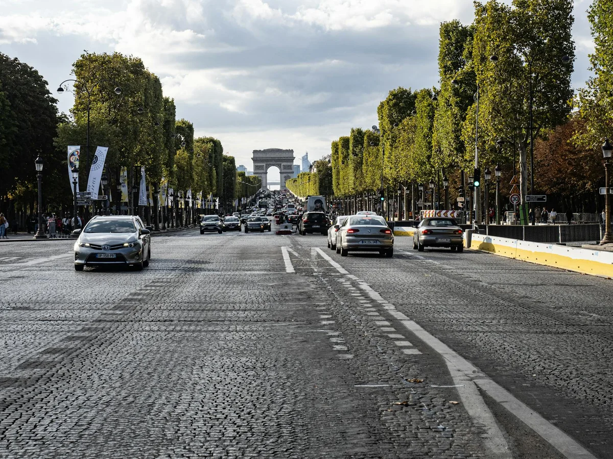 Champs-Élysées view 2