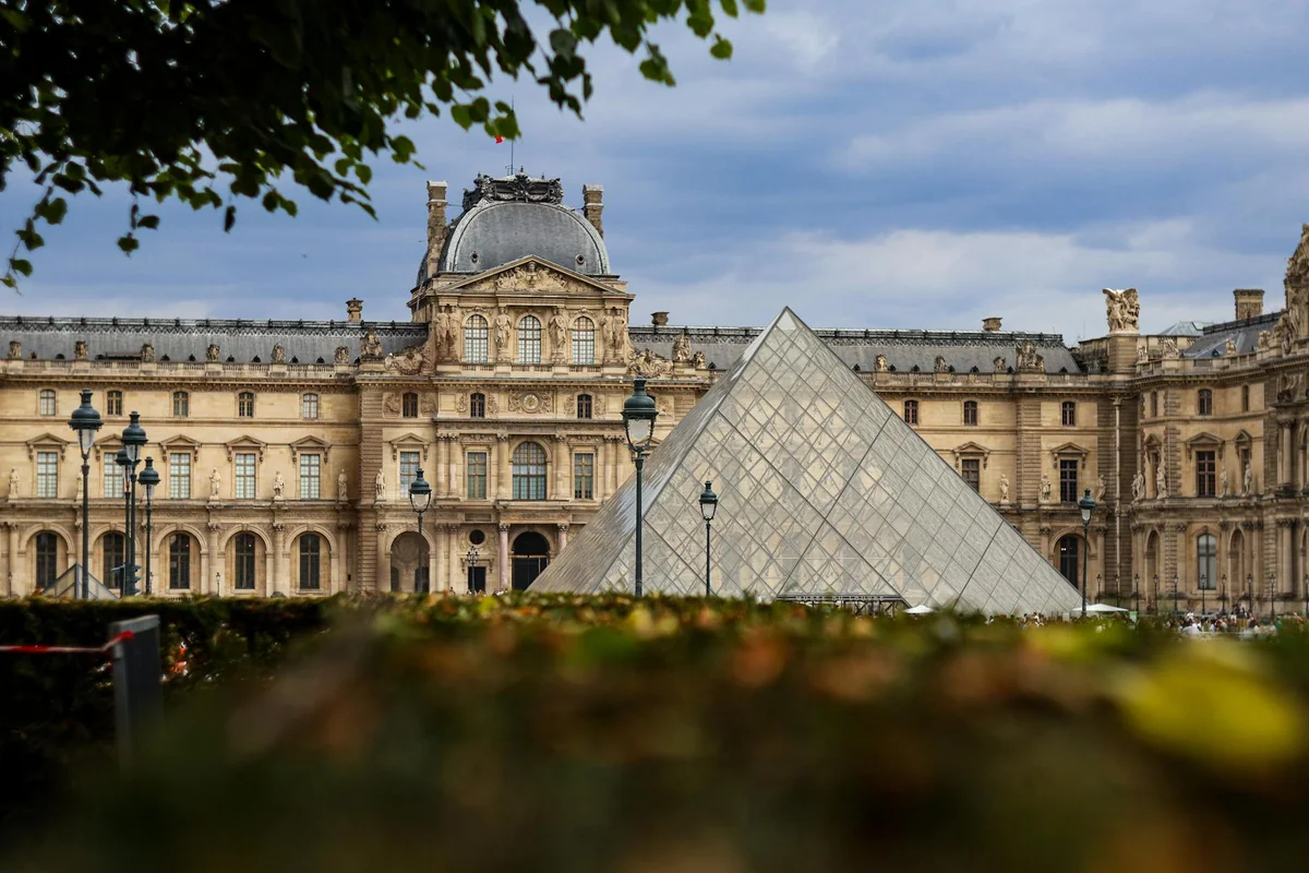 Louvre Museum feature
