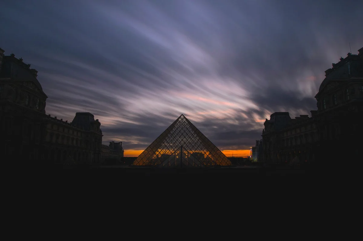 Musée du Louvre feature