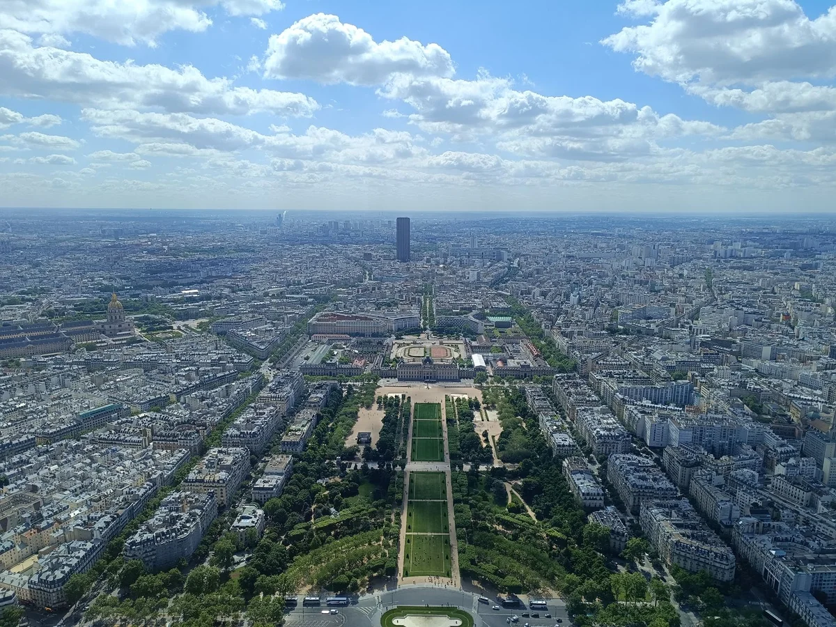 Eiffel Tower feature