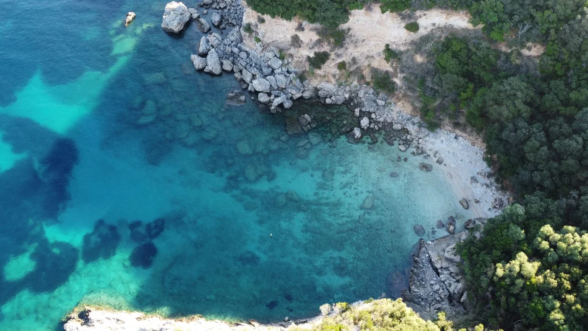 La Grotta Beach feature