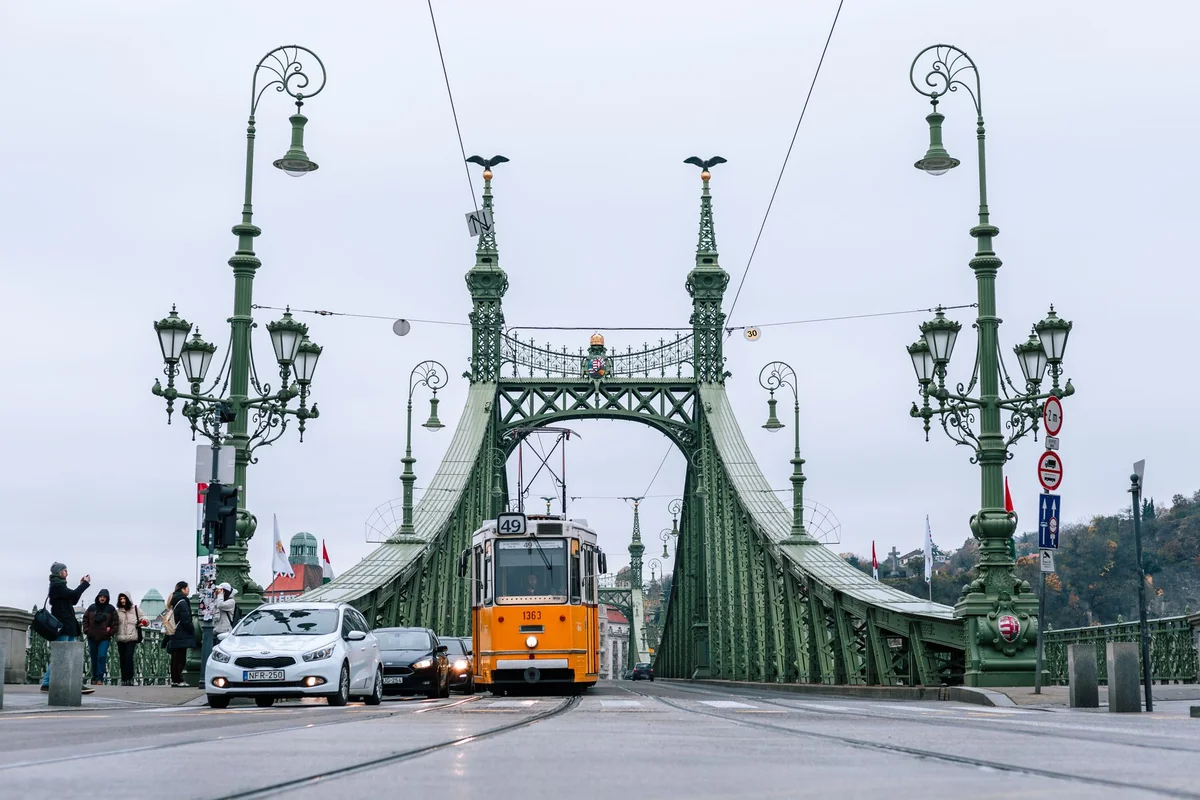 Bartók Béla Boulevard feature