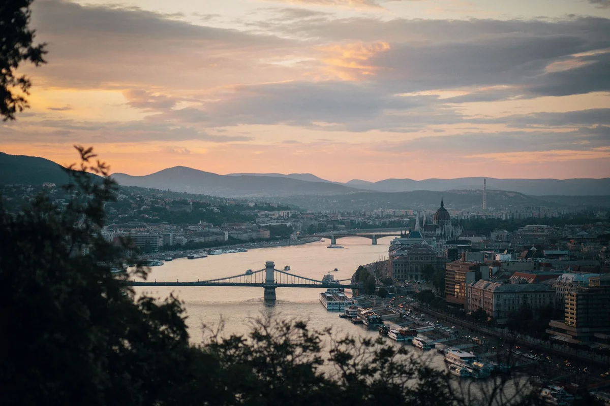 Szechenyi Chain Bridge feature