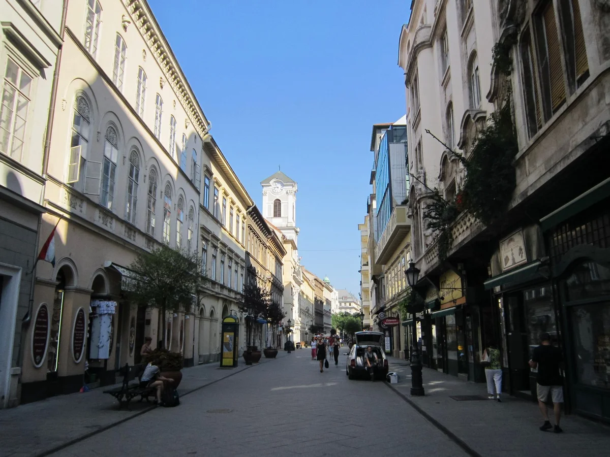 Vörösmarty Square feature