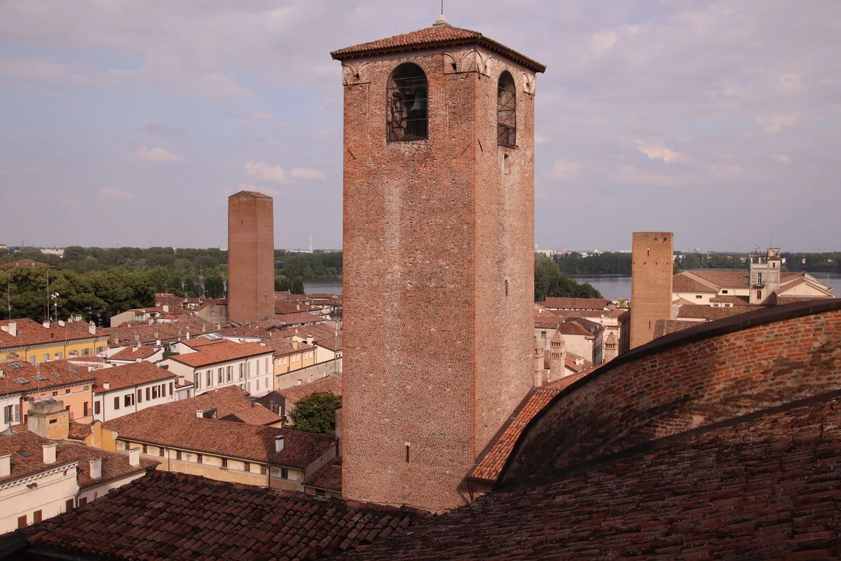 Broletto Como view 2