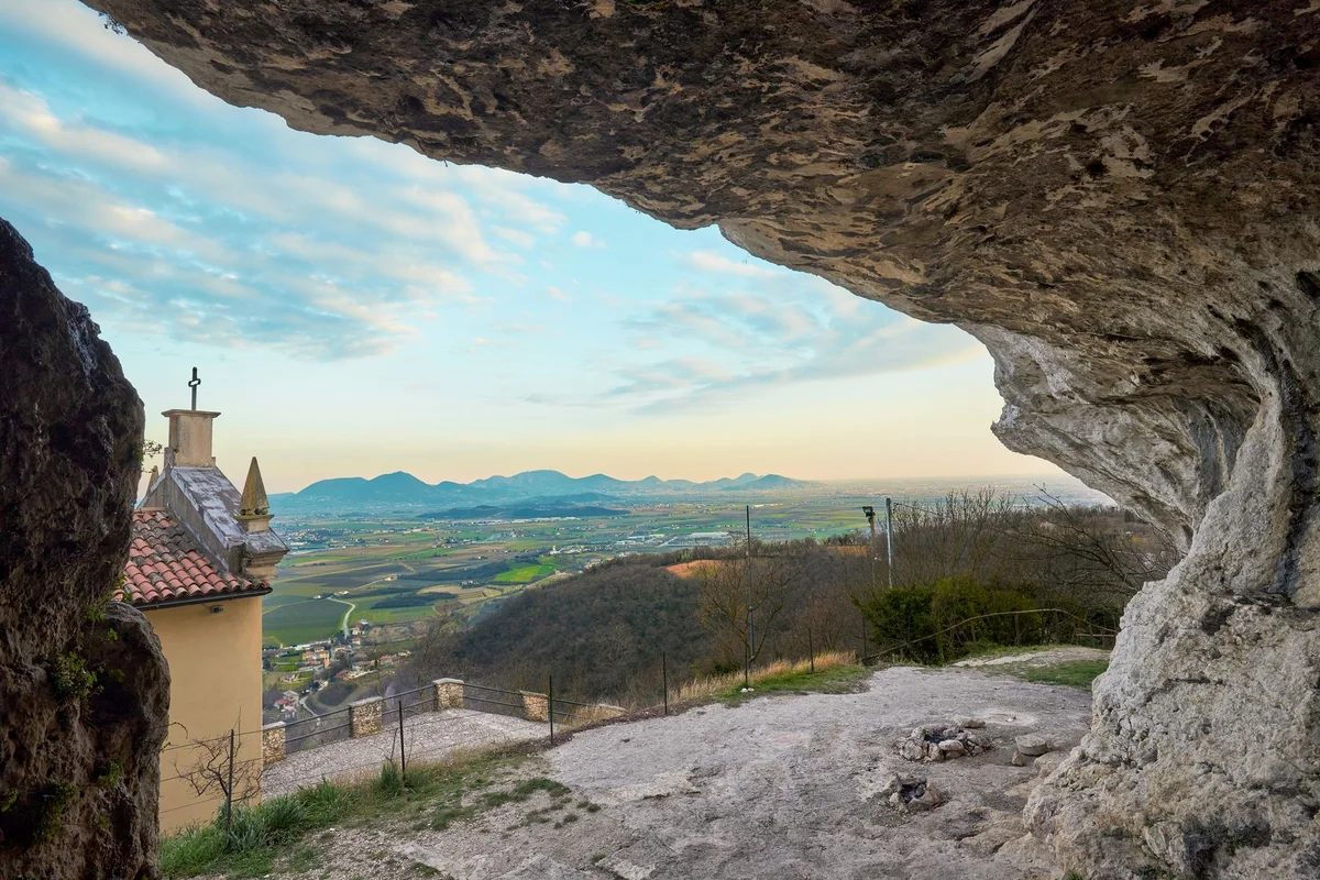 Grotta Pandora view 2