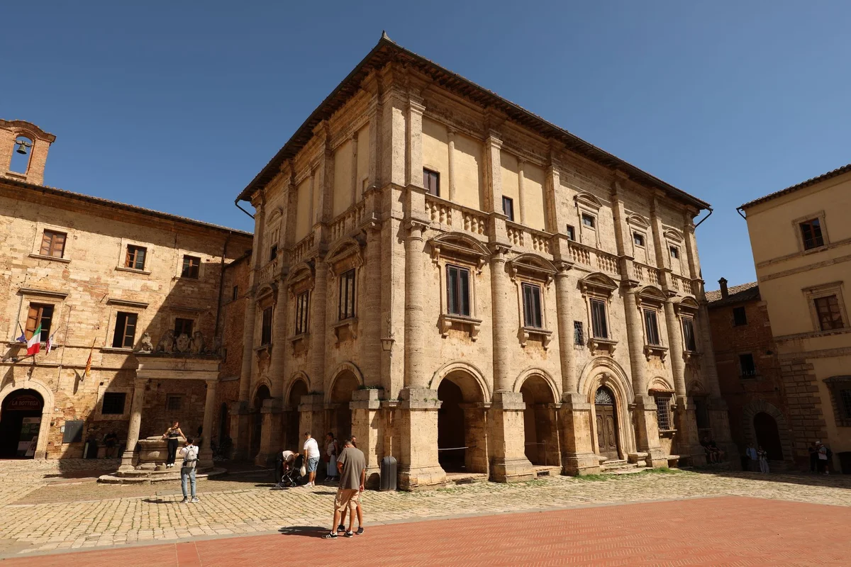 Palazzo della Carovana view 1