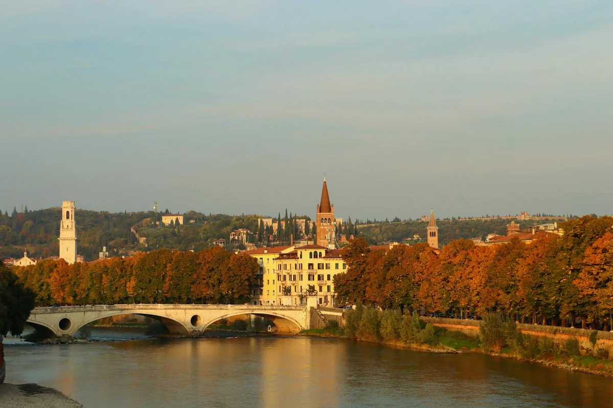 Ponte Pietra feature