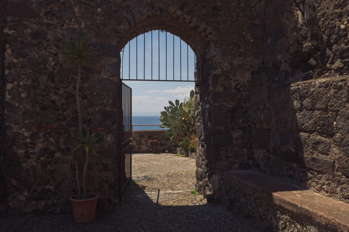Porta Marina Grande feature
