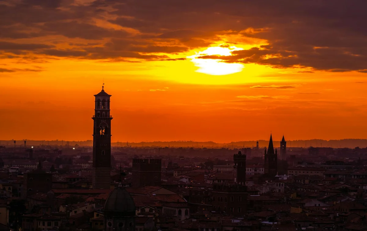 Torre dei Lamberti feature