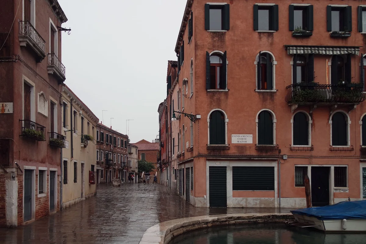 Via Chiaia feature