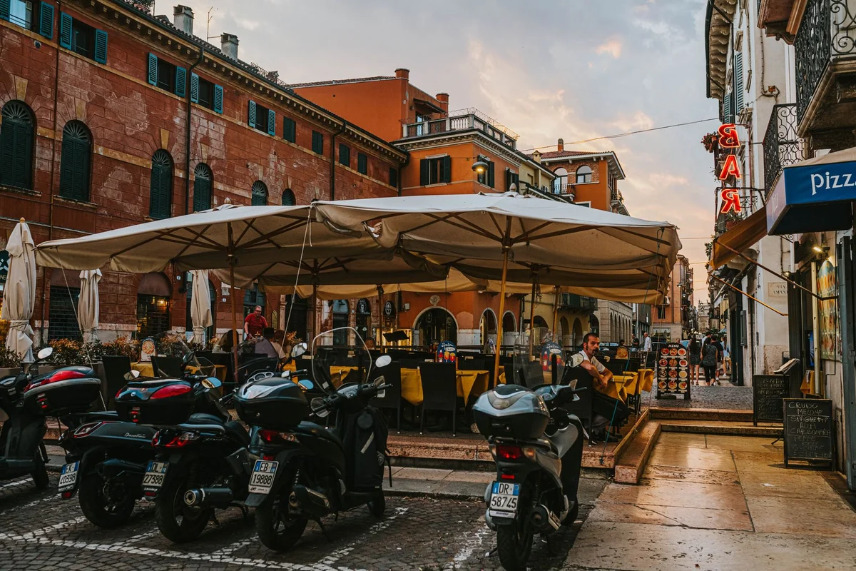 Via dei Tribunali feature
