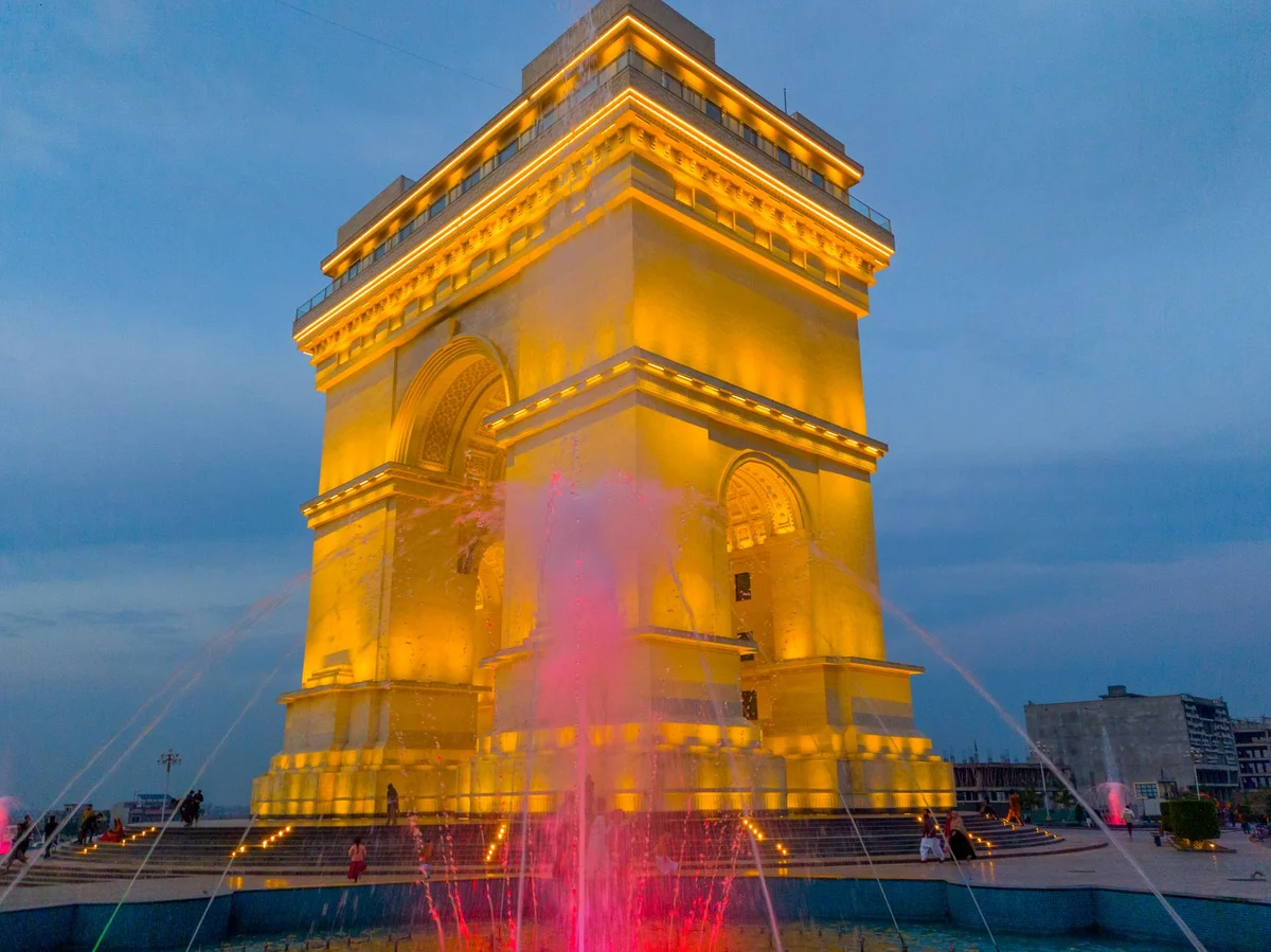 Triumphal Arch feature